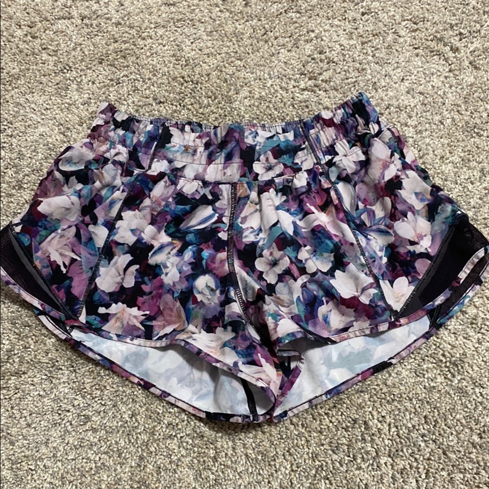 Lululemon Athletica 2.5” hotty hot shorts size 4